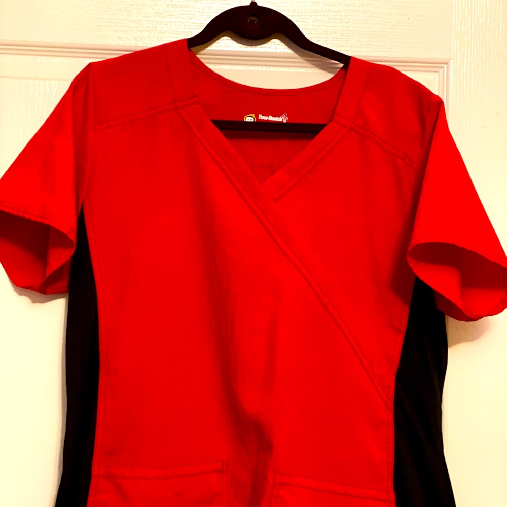 Women’s Wonder wink scrub top
